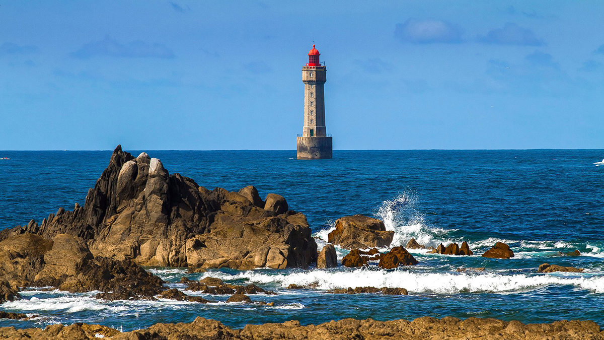 Ez a La Jument világítótorony, Bretagne partjai előtt, az Iroise-tengeren, a híres francia sziklán. A La Jument világítótorony, – Írjunk